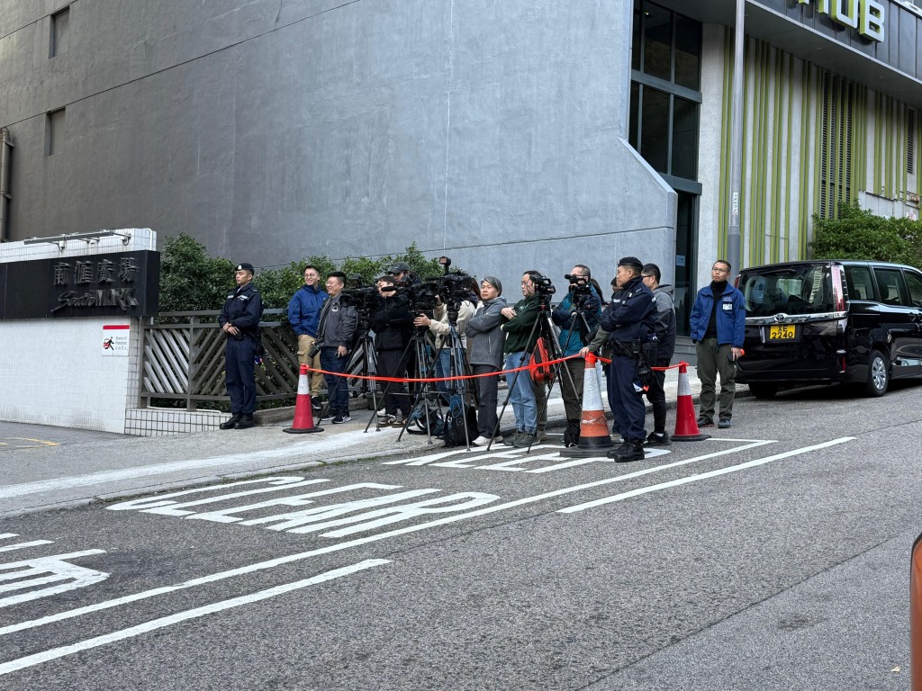 警察傳媒聯絡隊不時設立記者區,方便傳媒拍攝及便利前線警務人員進行不同任務。 警察傳媒聯絡隊不時設立記者區,方便傳媒拍攝及便利前線警務人員進行不同任務。