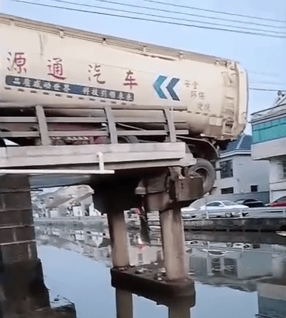 浙江余姚一橋樑垮塌,大貨車後輪懸空卡中間。 浙江余姚一橋樑垮塌,大貨車後輪懸空卡中間。