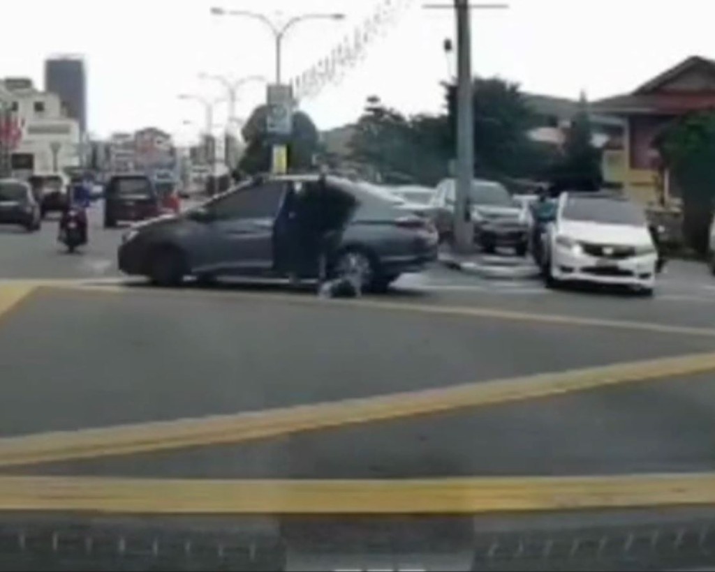 车Cam拍到小孩从汽车跌出马路，再被两车连环撞倒的惊险全过程。影片截图