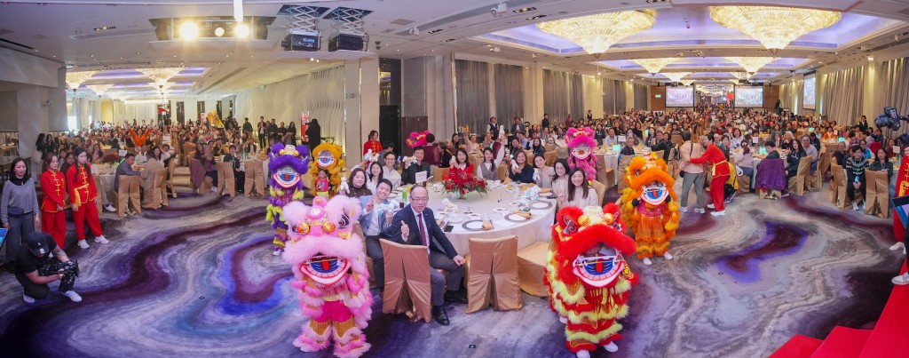 恒基地產招待300位長者享用團年午宴，在歡樂的氣氛下共迎新年。