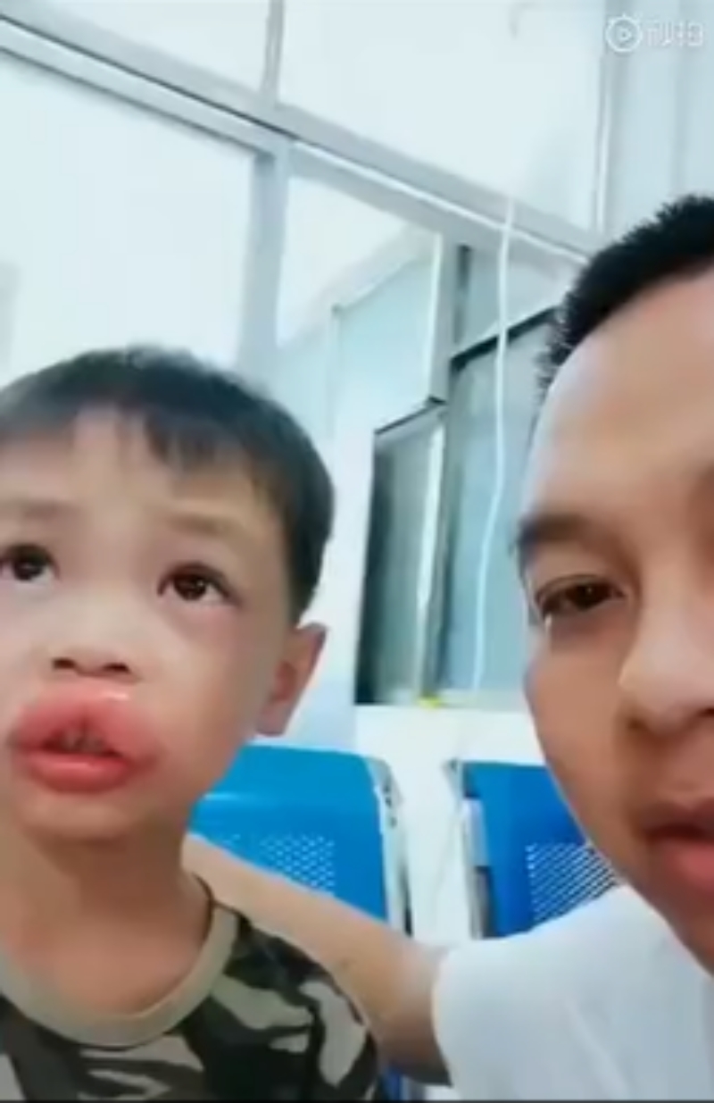 男童父指很心痛,但仍忍不住笑了。網圖