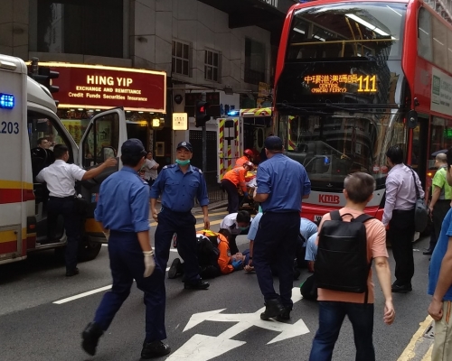 灣仔道一輛九巴撞倒一名過路男子。 香港交通突發報料區FB/網民Yan Lky‎圖