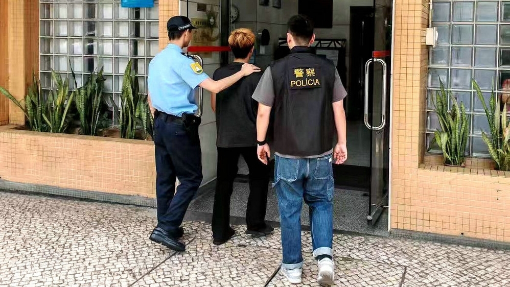 被捕香港男子20多歲,涉嫌到澳門旅遊期間,兩度偷取電單車。澳門治安警圖片 被捕香港男子20多歲,涉嫌到澳門旅遊期間,兩度偷取電單車。澳門治安警圖片