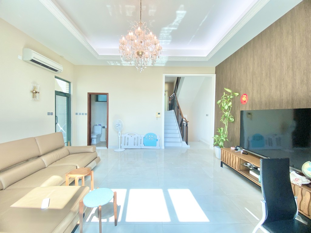 廳堂樓底高曠，掛有水晶燈後亦不感侷促。