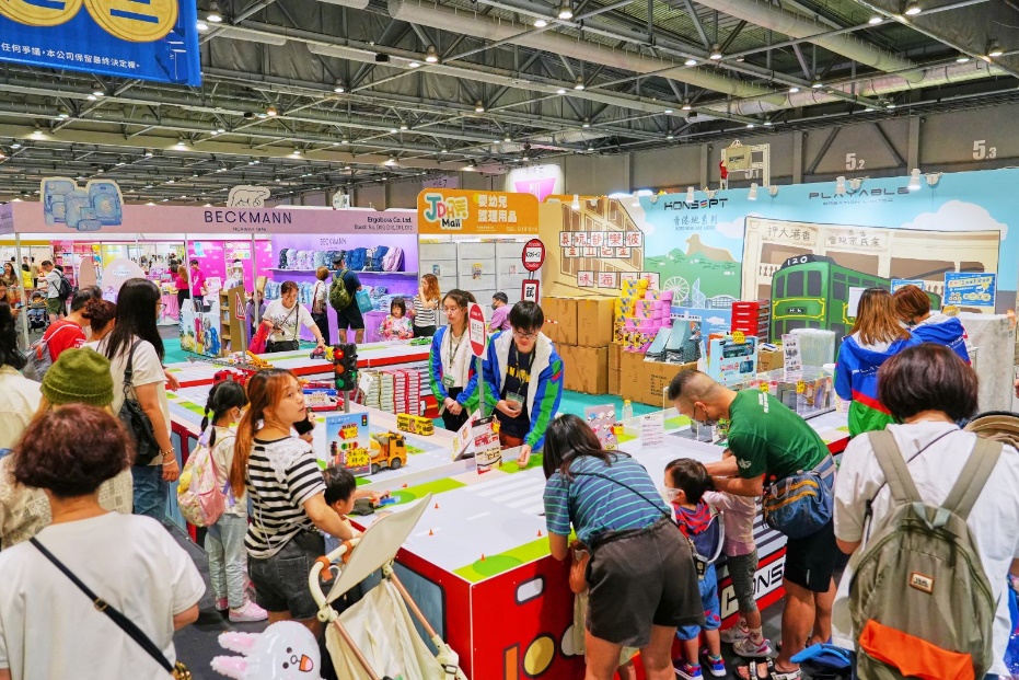 第五屆「兒童書展暨超級親子用品展」及首屆「香港學校巡禮」為家長和小朋友提供豐富的消費及娛樂體驗。