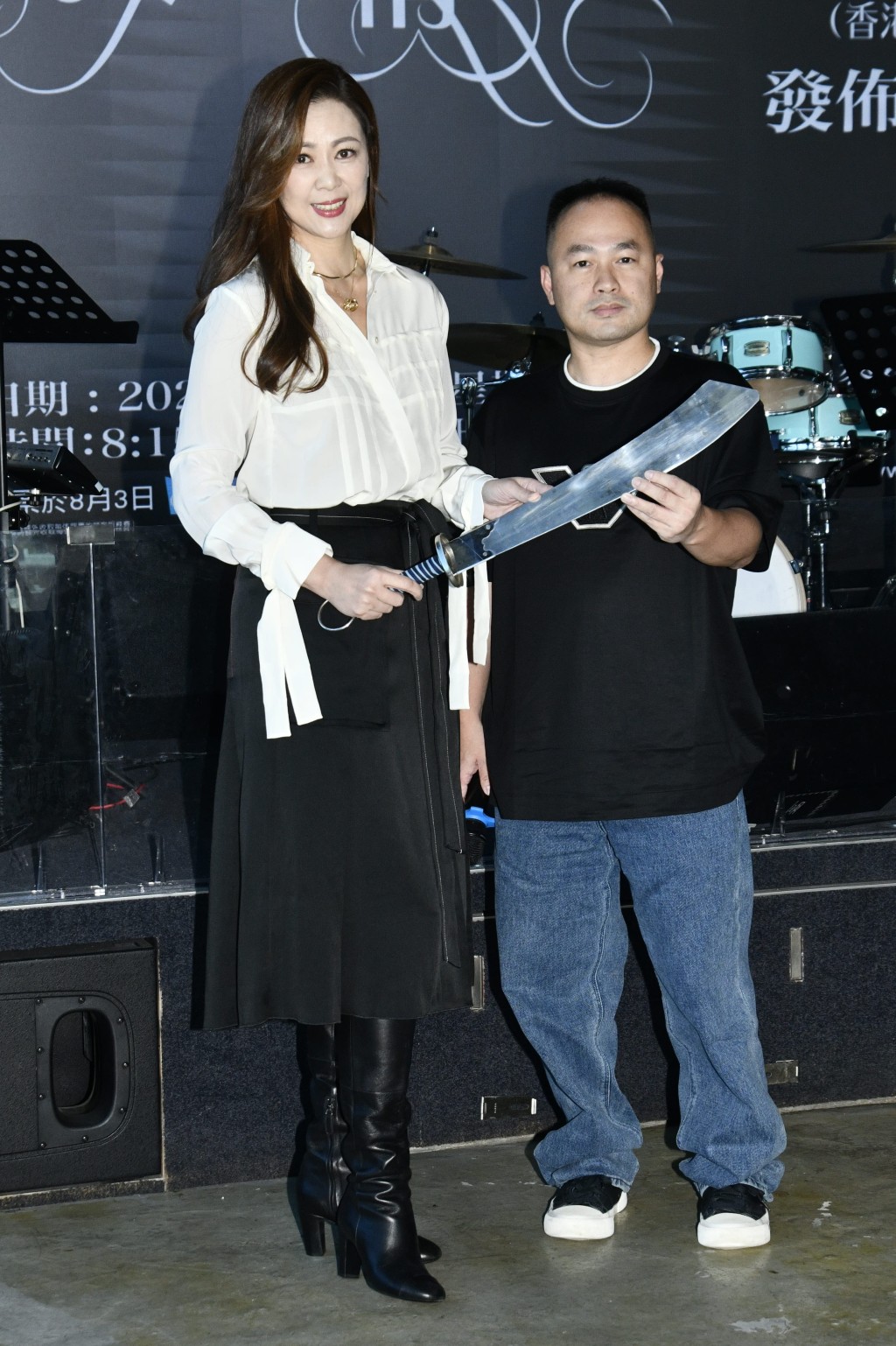 今日王馨平为下月举行的演唱会举行记者会，获大会送上「独臂刀」。