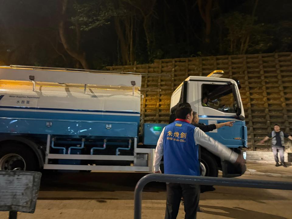 業主立案法團即時聯絡區議員鄭家豪及朱煥釗協助,聯絡水務署安排水車到場。(區議員朱煥釗FB專頁相片) 業主立案法團即時聯絡區議員鄭家豪及朱煥釗協助,聯絡水務署安排水車到場。(區議員朱煥釗FB專頁相片)