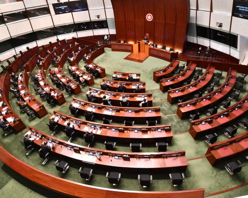 陳茂波在立法會上公布最新一份預算案。