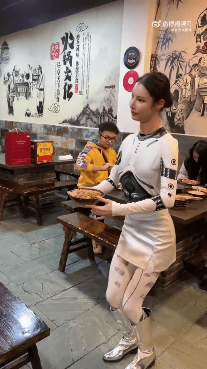 老闆娘將自己的機械舞動作，為店內的顧客表演。