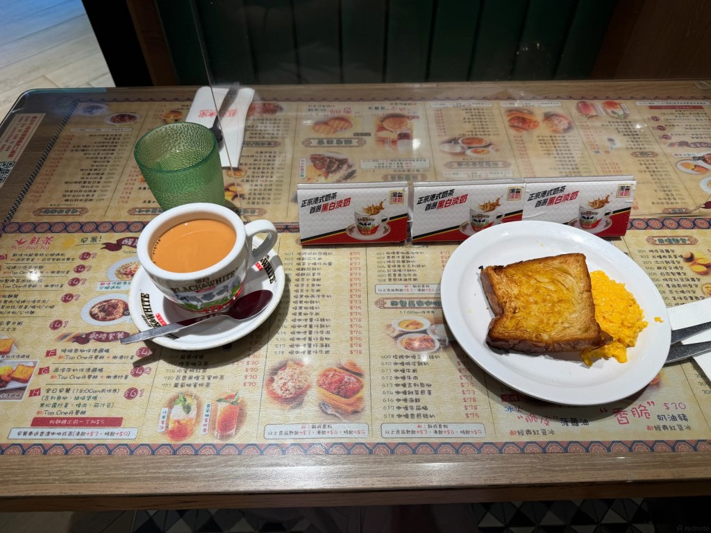 不少網民認為,提供餐桌擋板分開兩邊食客,是較為舒適的搭檯方法。 不少網民認為,提供餐桌擋板分開兩邊食客,是較為舒適的搭檯方法。