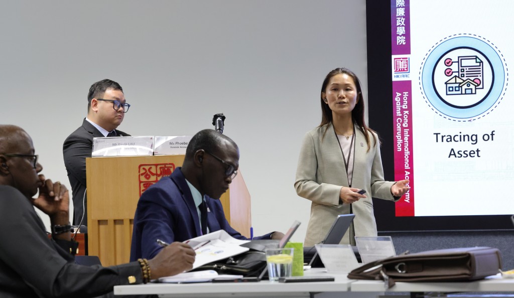 廉署人員(右一)與非洲馬里打擊非法致富辦公室考察代表團分享財務調查及追逃追贓的經驗。ICAC圖片 廉署人員(右一)與非洲馬里打擊非法致富辦公室考察代表團分享財務調查及追逃追贓的經驗。ICAC圖片