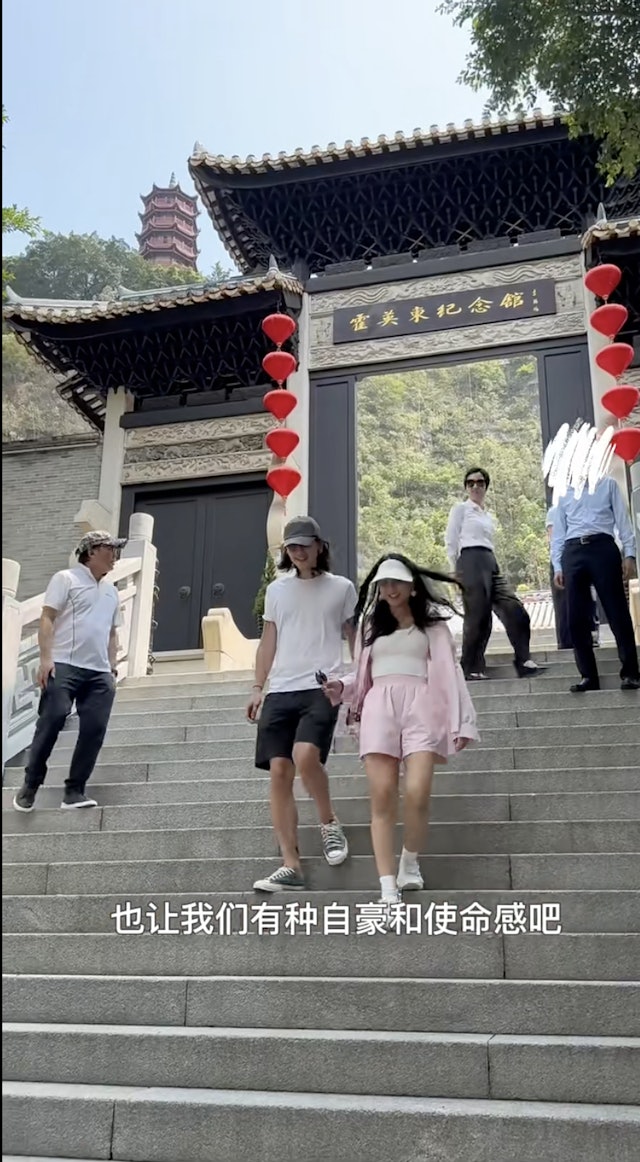 日前,霍詠盈在小紅書上發佈了一段影片正式宣佈加入小紅書,當中她與胡智略一起回到南沙及番禺尋根,更穿著古風服飾,十分有情趣。 日前,霍詠盈在小紅書上發佈了一段影片正式宣佈加入小紅書,當中她與胡智略一起回到南沙及番禺尋根,更穿著古風服飾,十分有情趣。