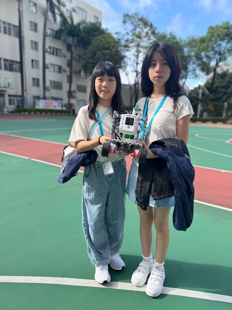 比賽前在校舍與機械人合照 比賽前在校舍與機械人合照
