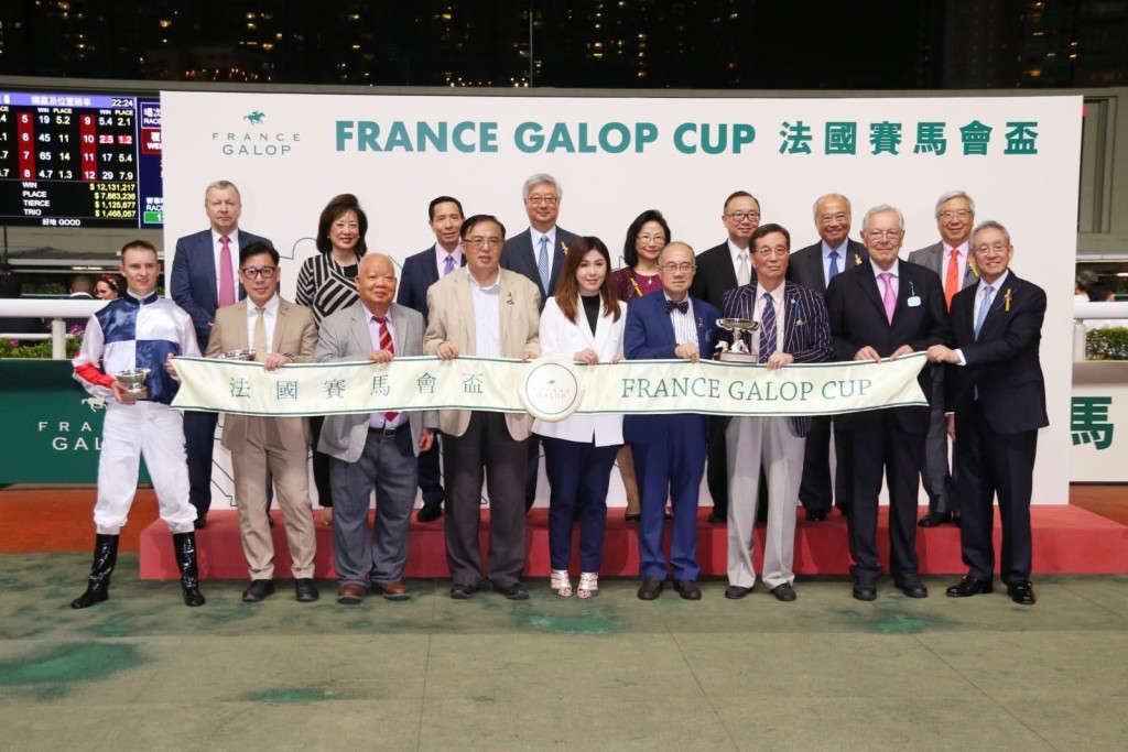 「超」系馬主李茂銘博士在港養馬多年,對賽馬運動充滿熱情。 「超」系馬主李茂銘博士在港養馬多年,對賽馬運動充滿熱情。