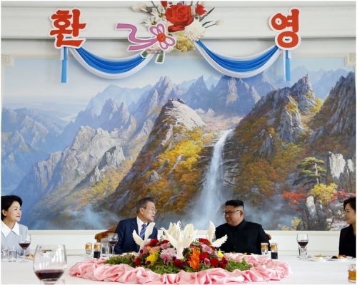 文在寅金正恩于平壤一间餐厅共进午餐。AP 