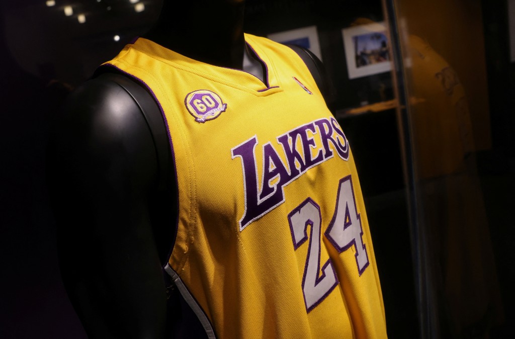 Kobe Bryant一件24号球衣拍卖，以580万美元（约4543万港元）成交。路透