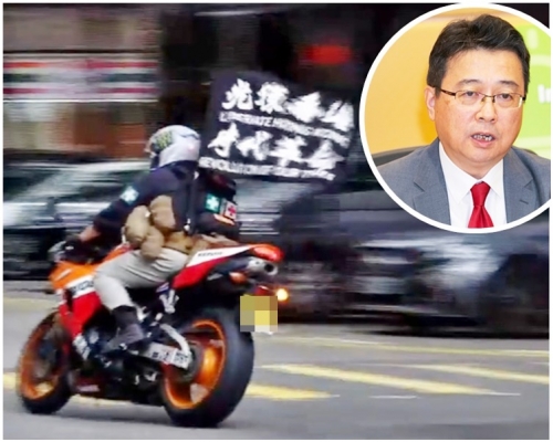 唐英傑駕駛插有「光時」旗幟的電單車。資料圖片,有線電視畫面
(小圖為劉智鵬。資料圖片)