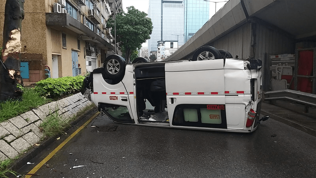 九巴客貨車撞毀圍欄後翻側，四輪朝天。網上圖片