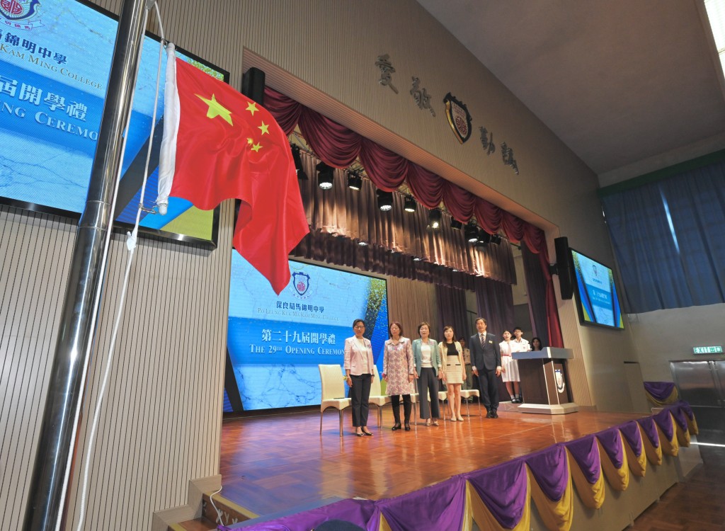 蔡若蓮於開學禮唱國歌及觀看升掛國旗。教育局提供