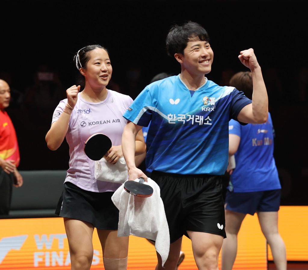 林鐘勳(右)及申裕斌(左)勝出四強後開心握拳。徐嘉華攝 林鐘勳(右)及申裕斌(左)勝出四強後開心握拳。徐嘉華攝