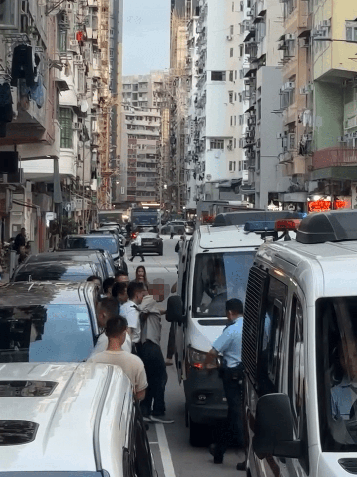 男子涉嫌盜竊、管有危險藥物及管有攻擊性武器被捕。FB：Raja Tariq@車Cam L（香港群組）