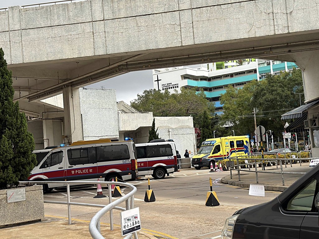 警車及救護車到場。fb:真.屯門友 警車及救護車到場。fb:真.屯門友
