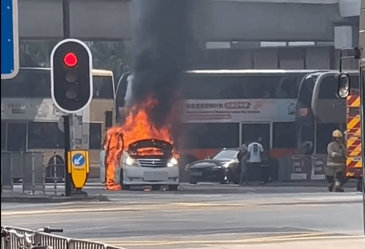 肇事私家車一度發生爆炸。fb：車cam L（香港群組）