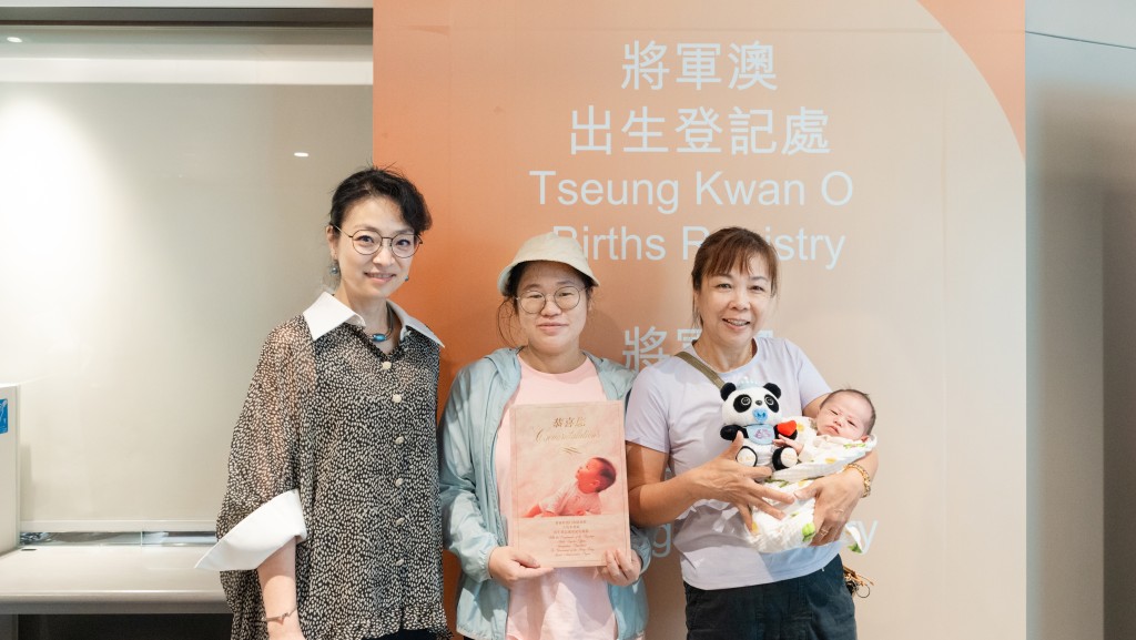 入境處助理處長(個人證件)楊素英,親身向部分新婚夫婦及新手家長送上祝福。 入境處助理處長(個人證件)楊素英,親身向部分新婚夫婦及新手家長送上祝福。