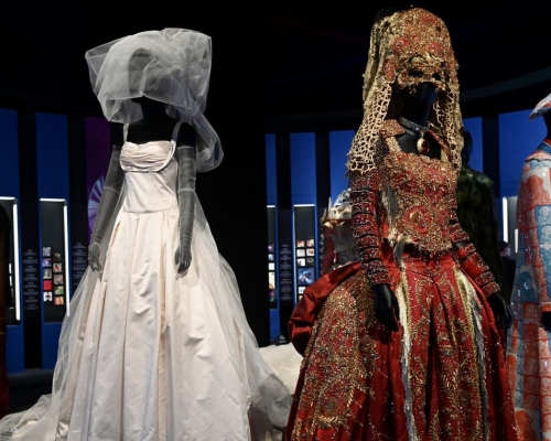 梅艷芳在最後一場演唱會中曾穿着的白色婚紗和西式紅金裙褂。政府新聞處圖片