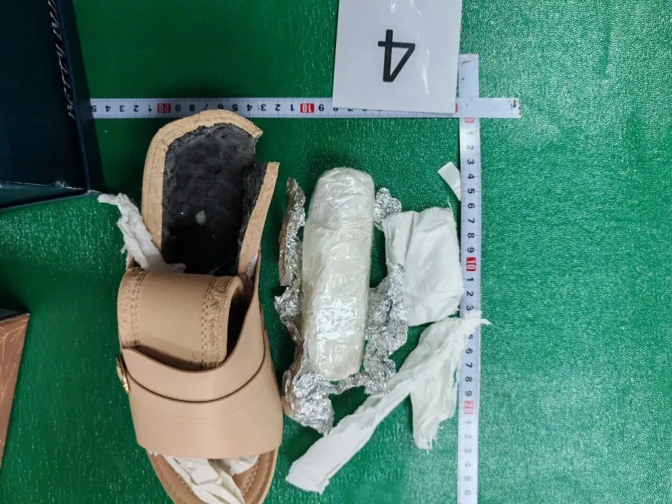 厚底女装凉鞋鞋底夹层藏有海洛英。