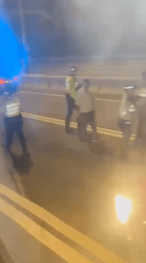 其他車輛乘客路經拍下車禍現場。Facebook「屯門公路塞車關注組」