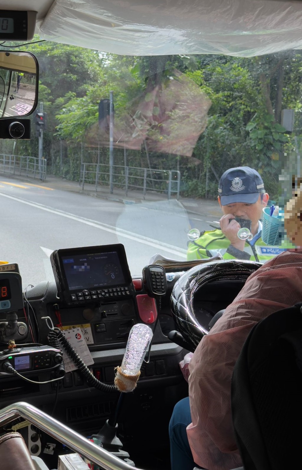 警方打擊公共服務車輛相關的交通違例事項,行動主要針對的違例「沒有穩妥繫上安全帶」。 警方打擊公共服務車輛相關的交通違例事項,行動主要針對的違例「沒有穩妥繫上安全帶」。