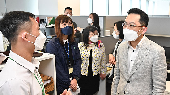 林文健聽取前線同事匯報他每日處理公眾查詢的工作。政府新聞處圖片