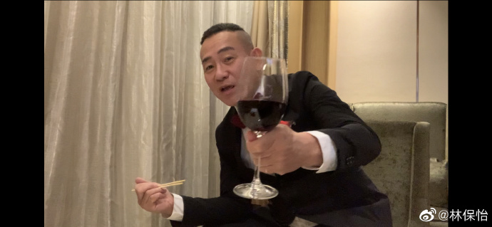 透过视像领奖表现开心兴奋。