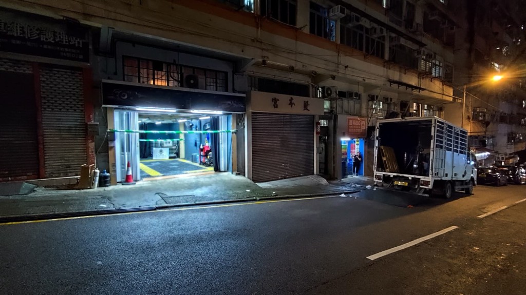 該非法加油站以洗車屋作掩飾,並於舖內設有多部風扇及空氣清新機,企圖辟除濃烈汽油味。 該非法加油站以洗車屋作掩飾,並於舖內設有多部風扇及空氣清新機,企圖辟除濃烈汽油味。