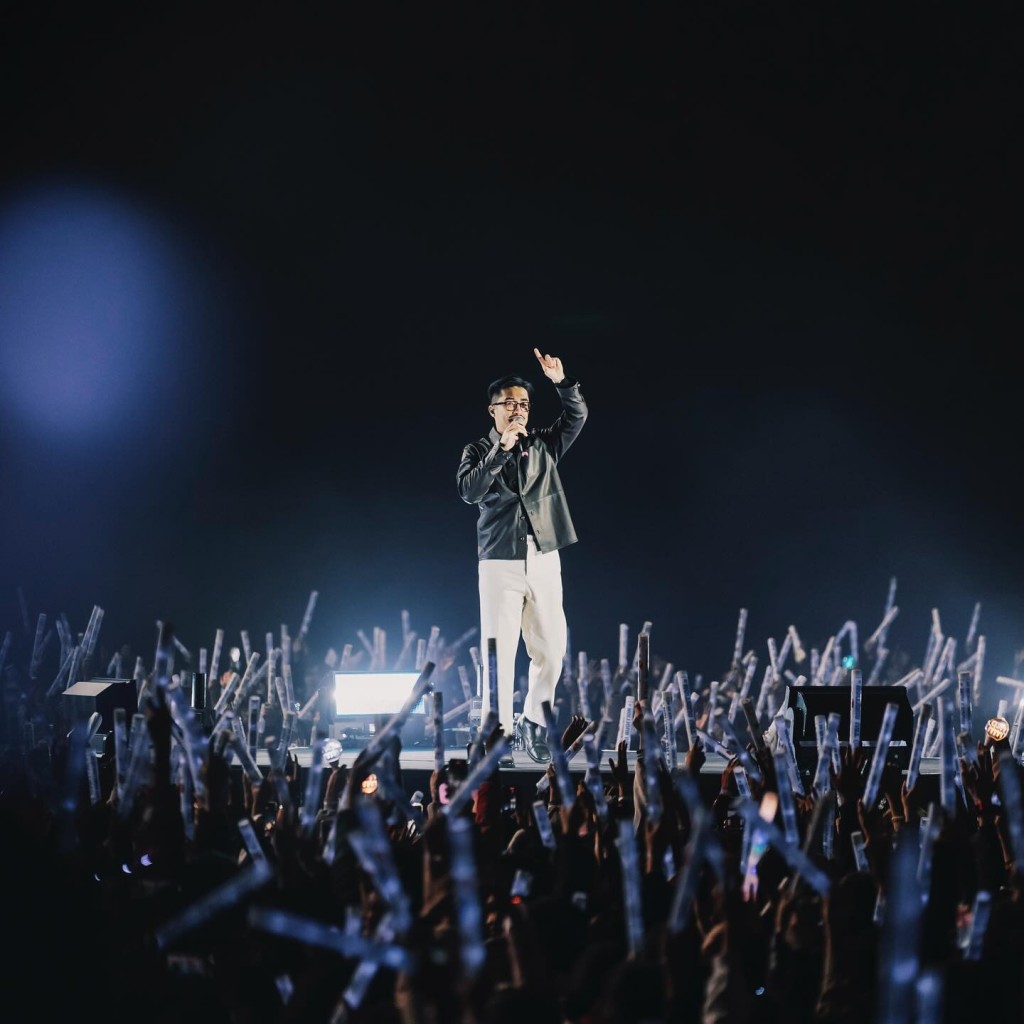 2017年，Vũ宣布开小型演唱会，门票在几小时内被秒杀，成为当地的热门歌手。