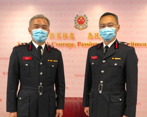 消防處處長李建日(左)三十七年救人救火生涯明日畫上句號，候任消防「一哥」梁偉雄(右)周六接棒。