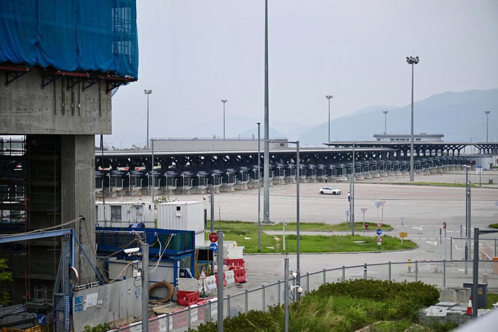 在12月23日0時起，獲准的廣東私家車車主便可在成功預約後，駕車經港珠澳大橋珠海公路口岸駛入香港市區。資料圖片