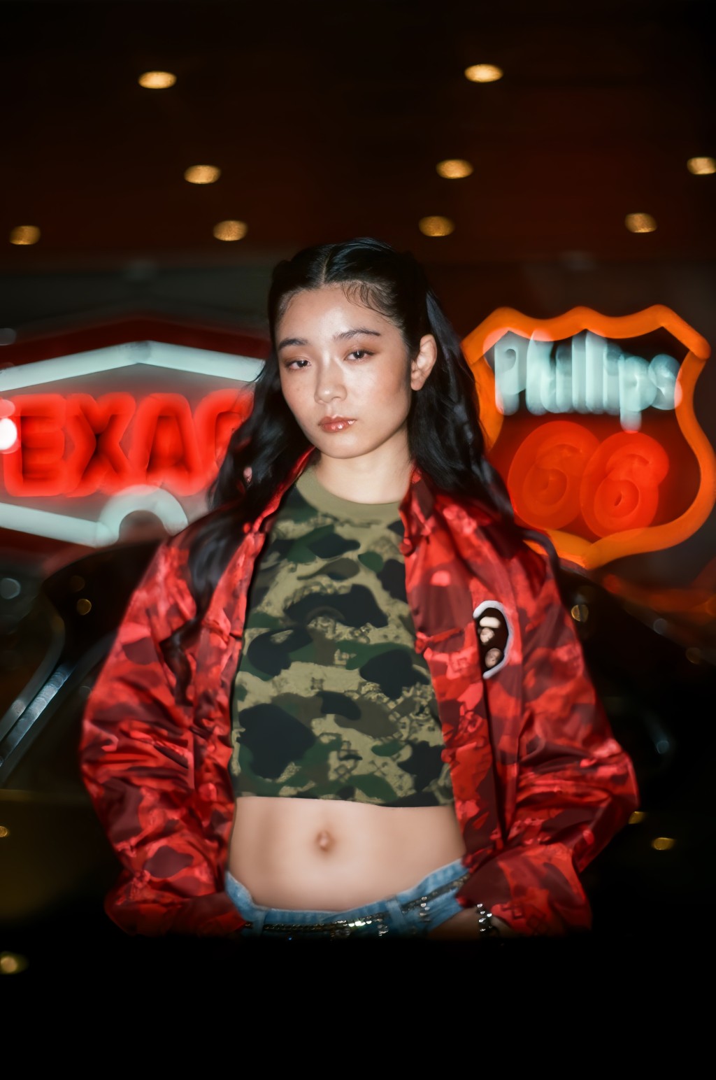 BAPE×CLOT系列唐裝外套簡單配襯牛仔褲，展現街頭時尚。