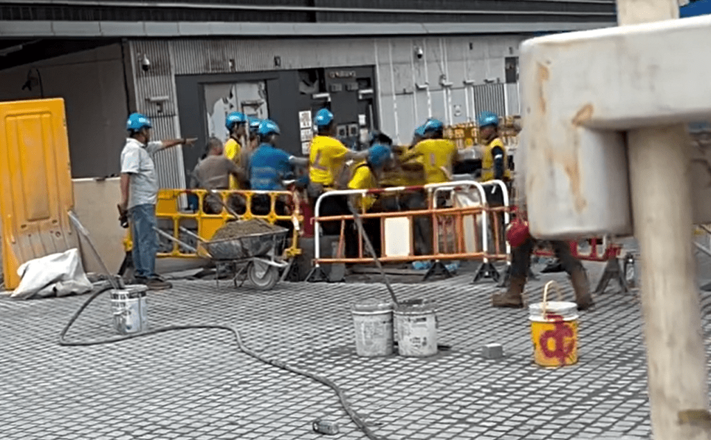 地盤大混戰，兩幫人馬大打出手。fb：香港人