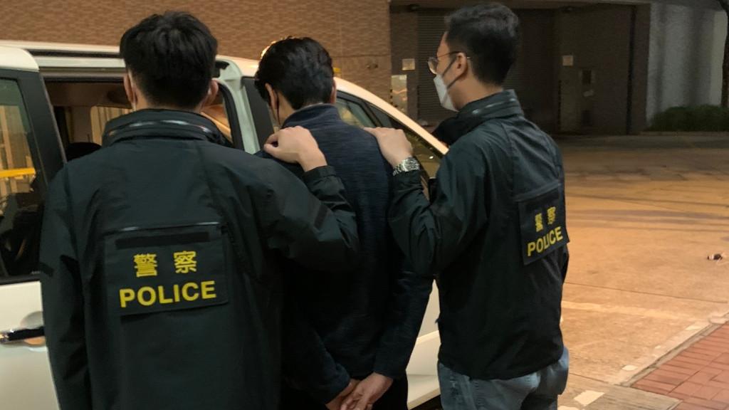 1月8日警方在牛頭角啟晴邨拘捕47歲保時捷車主。資料圖片