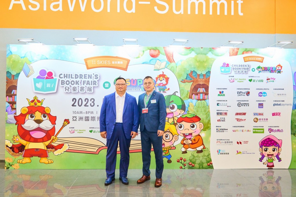 光正教育联合创办人兼董事刘学斌与《亲子头条》董事总经理卢英杰合照。