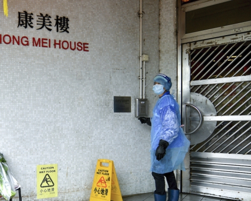 長康邨康美樓同座向的上下兩個公屋單位，有居民先後確診新冠肺炎。 資料圖片