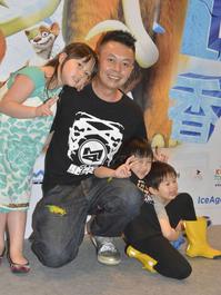 李霖恩與子女看音樂劇首映。