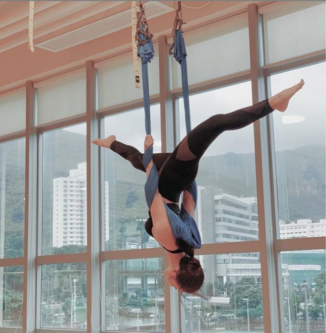 李施嬅倒吊做一字馬。IG