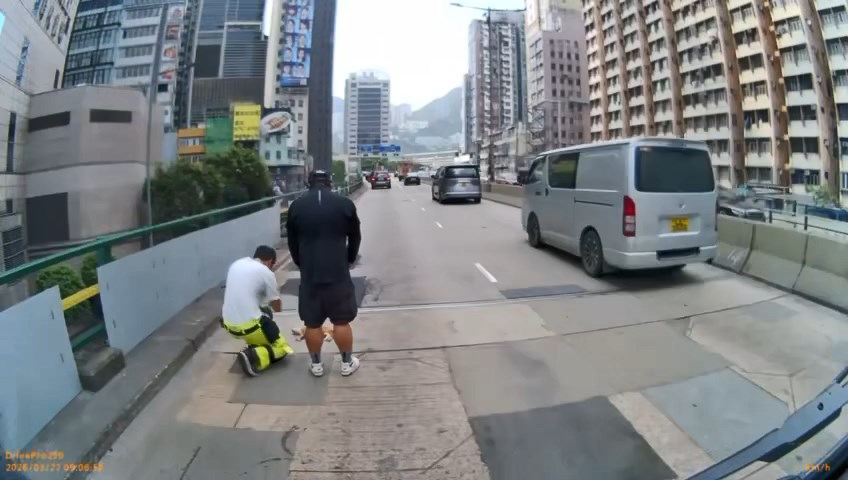 有熱心司機落車查看貓咪的傷勢。fb「阿棍屋」片段截圖