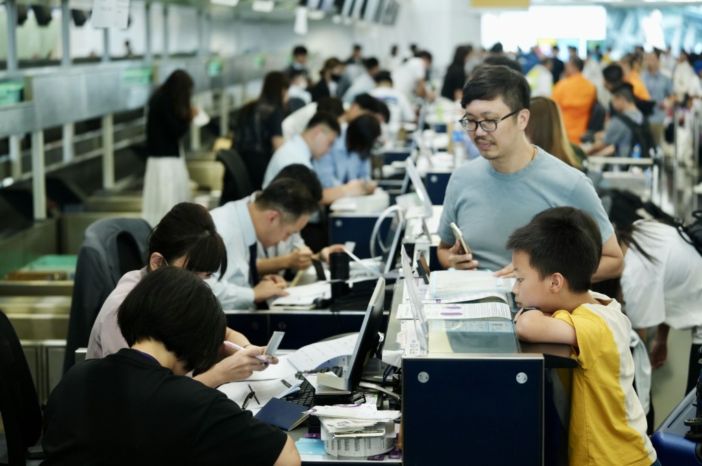 机场有大批旅客聚集等候办理登机手续。刘骏轩摄