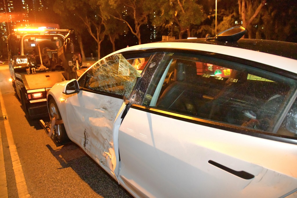 电动私家车Tesla左侧车门严重损毁。(徐裕民摄)