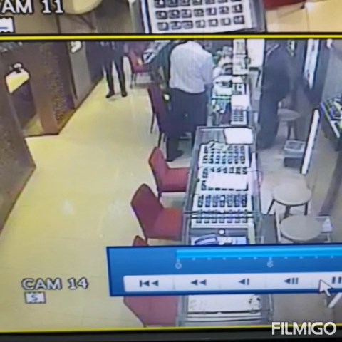 兩名身穿黑色上衣及白色裇衫的男子走入店內，要求店員從櫥窗取出一條翡翠頸鏈。