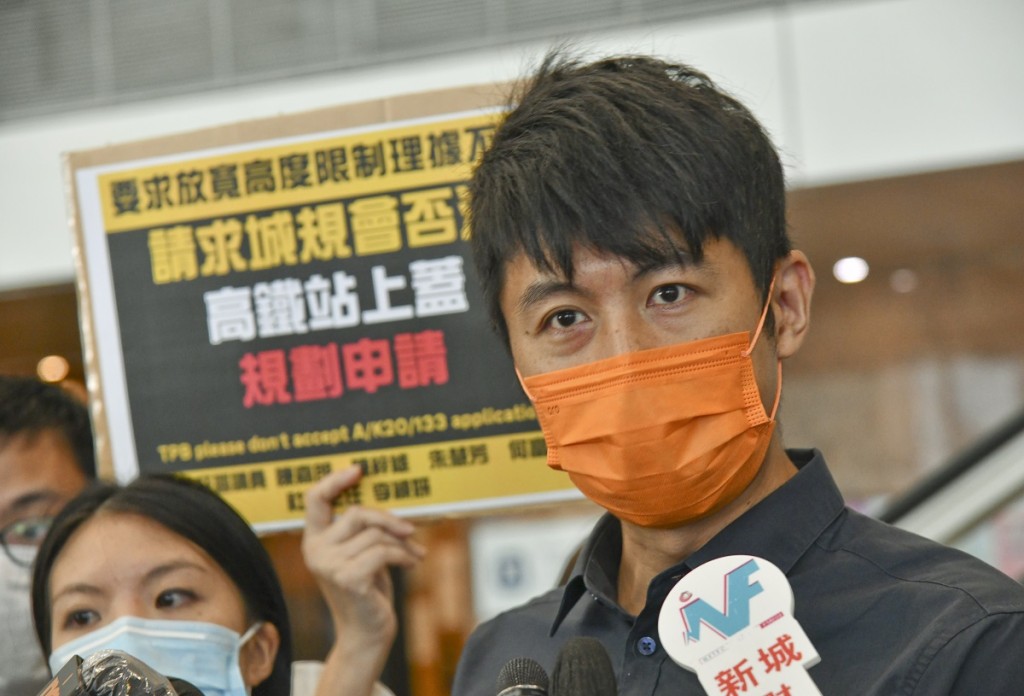 區議員陳嘉朗(右)。資料圖片